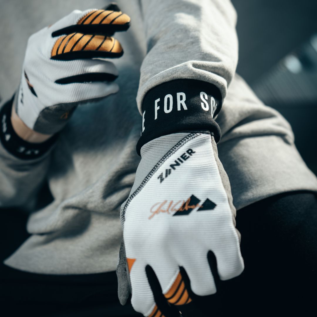 Gabriel Wibmer Signature Glove. Foto: Hannes Berger