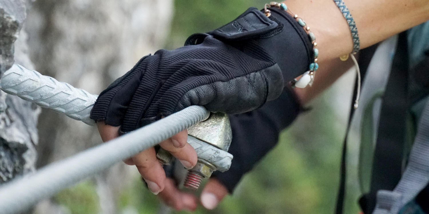 Neben Helm und Klettersteig-Set sind auch die richtigen Handschuhe ein Must-have!