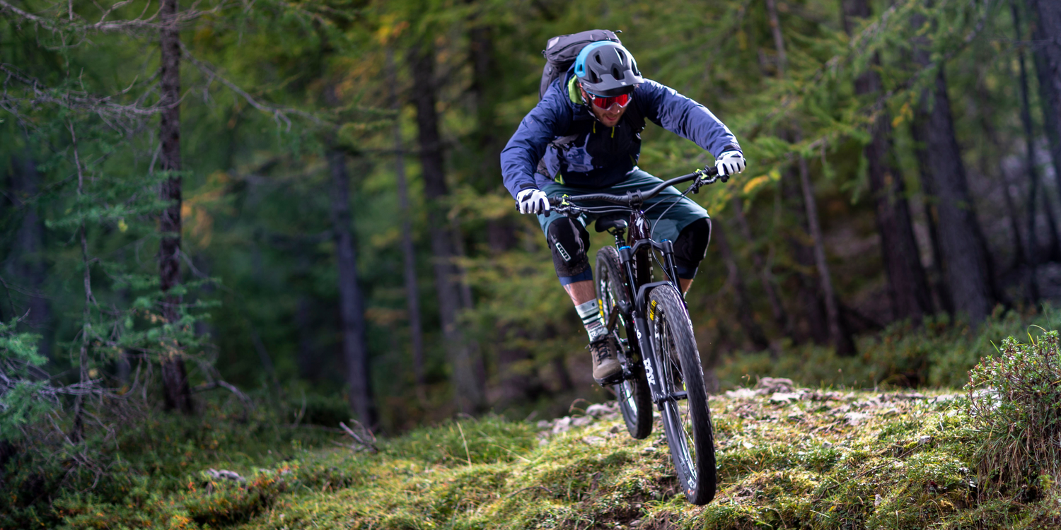 Für Downhill- & Freeridebiker Renè Unterwurzacher gehört der richtige Handschuh zu den Must-haves.