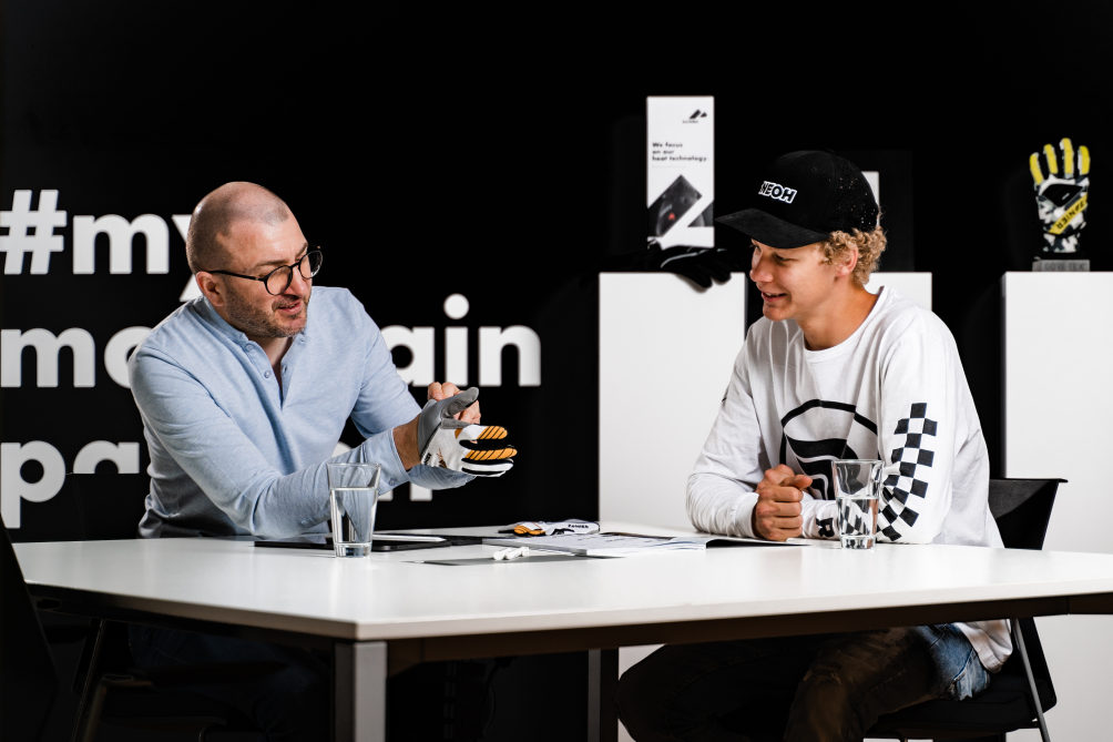 Gabriel Wibmer mit CEO Markus Zanier im Zanier Headquater in Innsbruck bei der Produktentwicklung des Gabriel Wibmer Signature Gloves