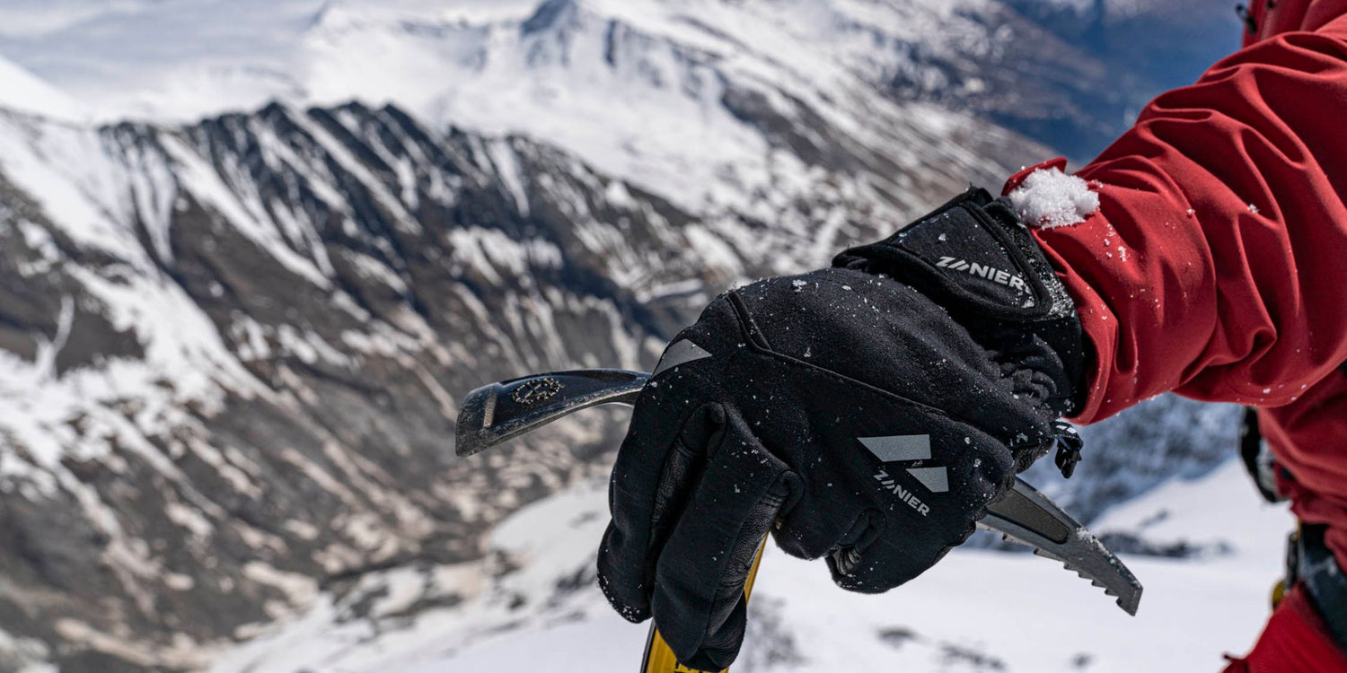 Skitouren-Handschuhe müssen gleich mehrere Aufgaben gleichzeitig erfüllen. Foto: Berg im Bild